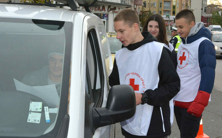 Деца призоваха водачите да ги пазят с есенни листа 