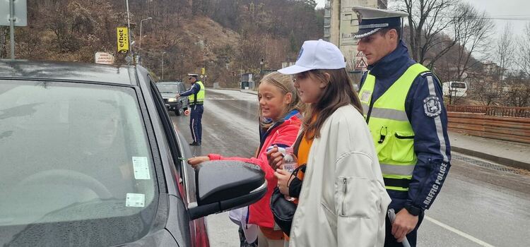 Участници от Детска полицейска академия в Смолян и пътни полицаи с есенни послания за безопасност на пътя