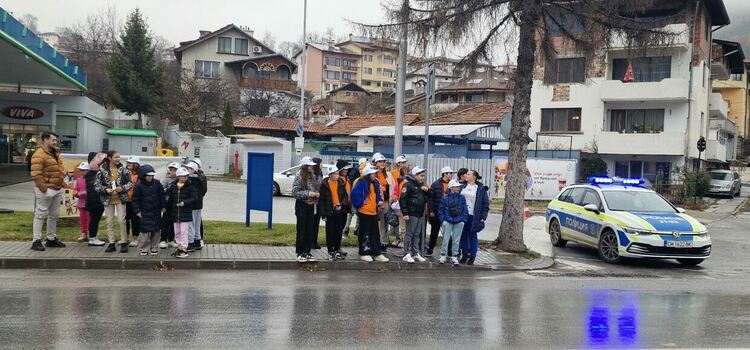 Участници от Детска полицейска академия в Смолян и пътни полицаи с есенни послания за безопасност на пътя