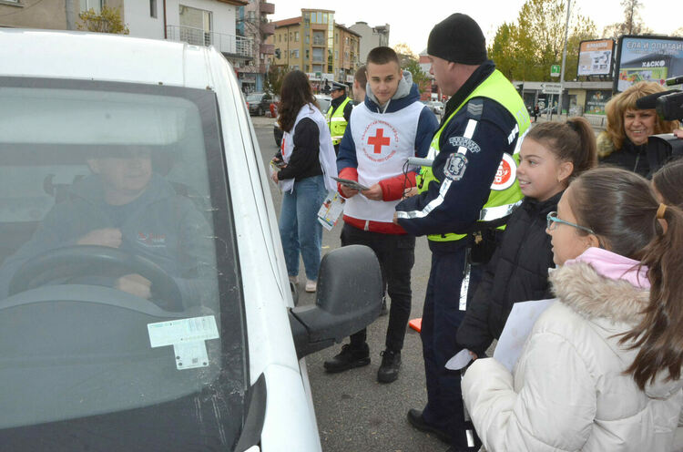 Деца призоваха водачите да ги пазят с есенни листа 