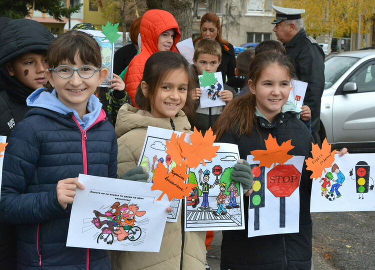 Деца призоваха водачите да ги пазят с есенни листа 