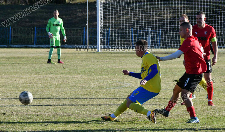 „Димитровград“ срази „Карнобат“ с 5:0, Алексиев с хеттрик