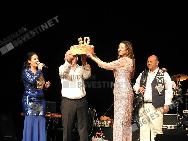 Четиричасов фолкмаратон в Кърджали,звезди на народната музика пяха за Нешко Нешев