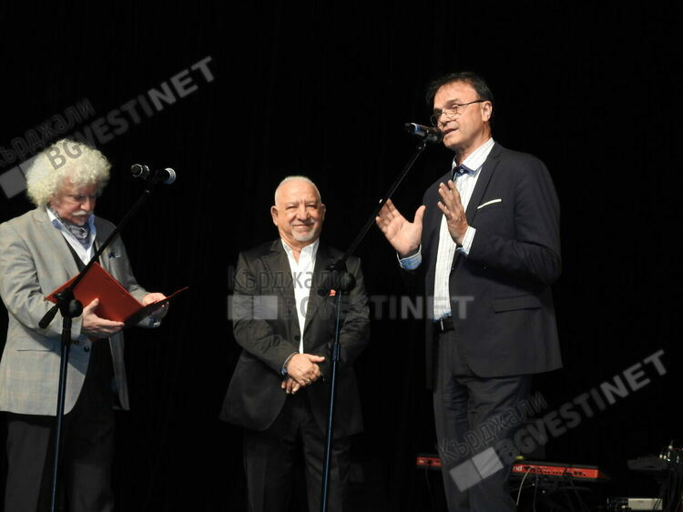 Четиричасов фолкмаратон в Кърджали,звезди на народната музика пяха за Нешко Нешев