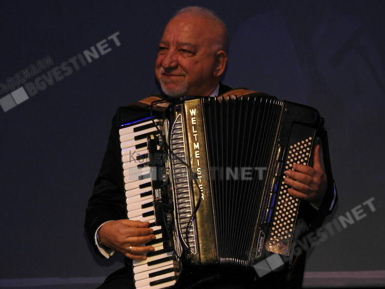 Четиричасов фолкмаратон в Кърджали,звезди на народната музика пяха за Нешко Нешев