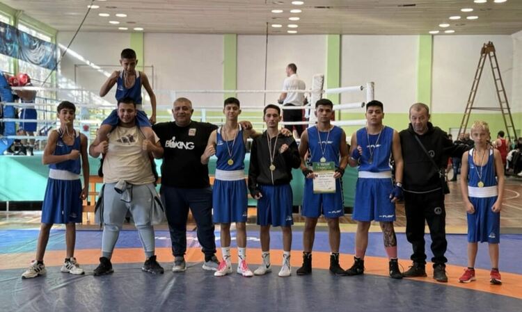 Две първи и едно второ място за боксьорите на “Стефан Караджа” 