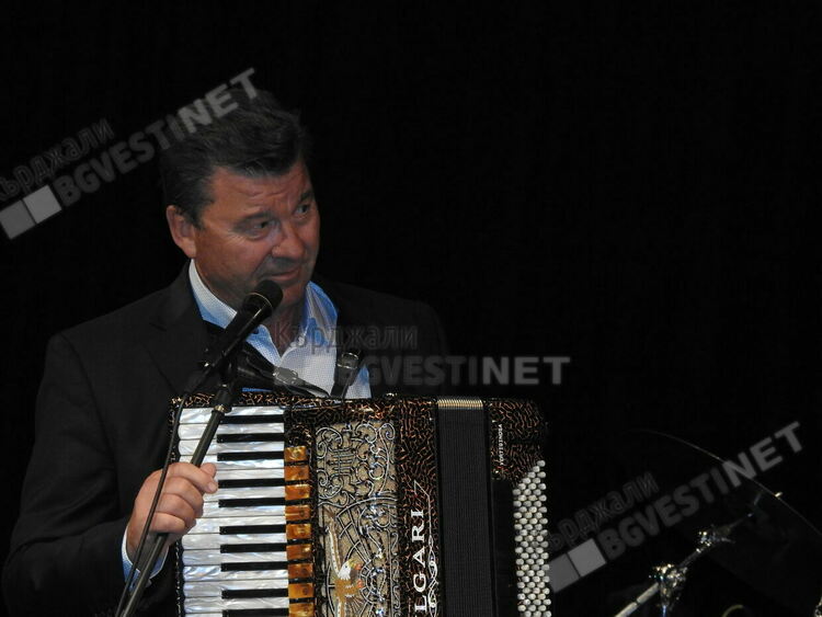 Четиричасов фолкмаратон в Кърджали,звезди на народната музика пяха за Нешко Нешев