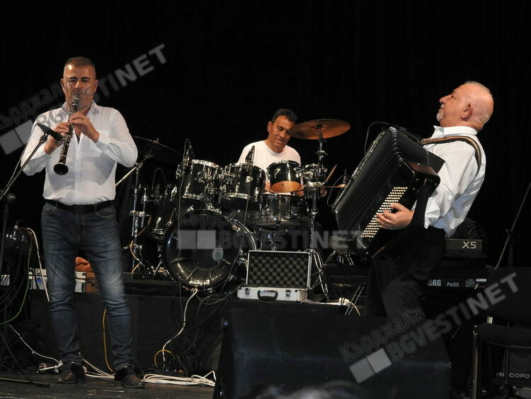 Четиричасов фолкмаратон в Кърджали,звезди на народната музика пяха за Нешко Нешев