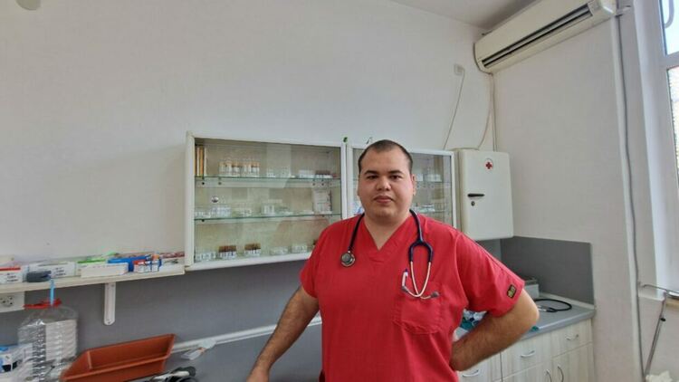 Младият лекар в Спешно отделение д-р Кристиан Стефанов: Надявам се още млади хора да се върнат и да работят тук