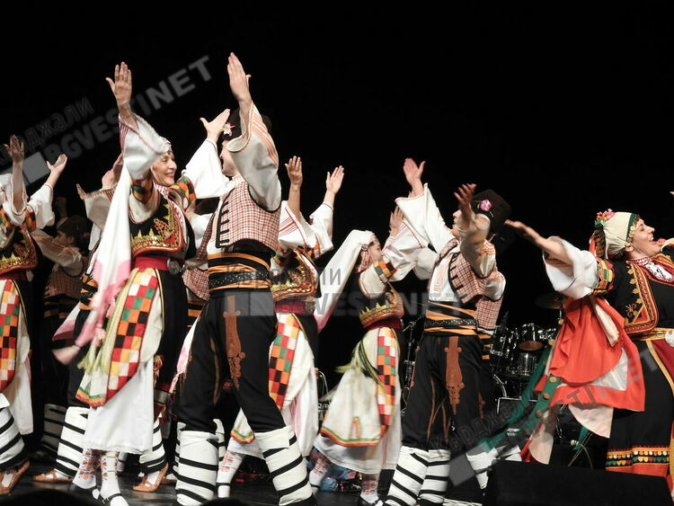 Четиричасов фолкмаратон в Кърджали,звезди на народната музика пяха за Нешко Нешев