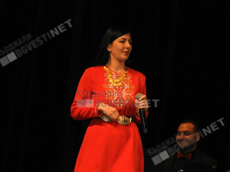 Четиричасов фолкмаратон в Кърджали,звезди на народната музика пяха за Нешко Нешев