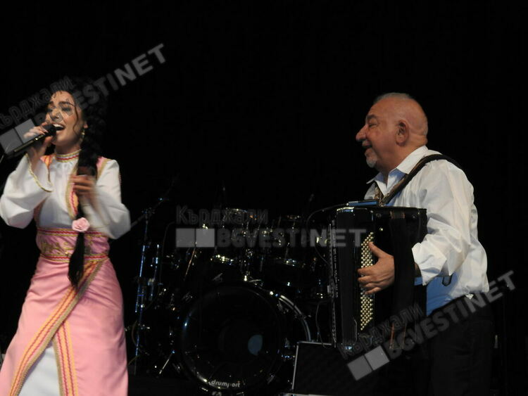 Четиричасов фолкмаратон в Кърджали,звезди на народната музика пяха за Нешко Нешев