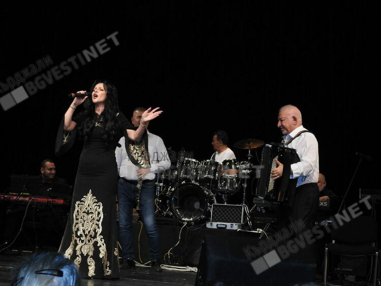 Четиричасов фолкмаратон в Кърджали,звезди на народната музика пяха за Нешко Нешев