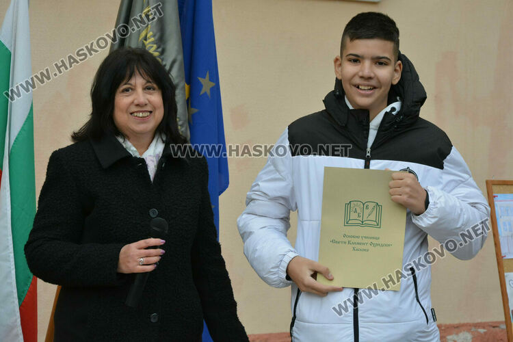 Хасковската ученичка Божана Тодорова спечели Националното състезание по английски език 