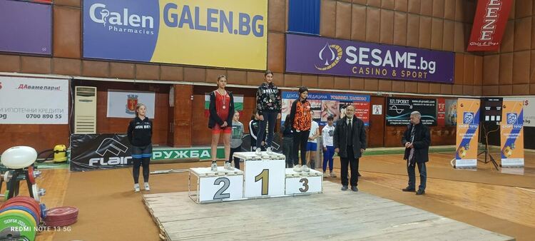 Два златни медала спечелиха тежкоатлетите на Момчилград на Държавното лично отборно първенство 