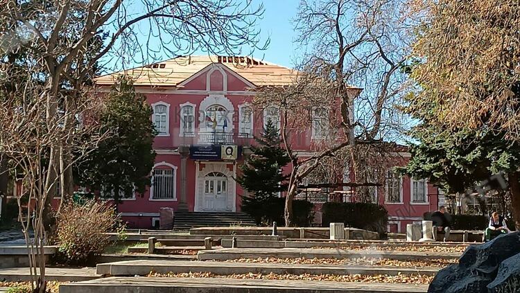 Покриват Галерията в Кърджали, тече дълго чакания ремонт