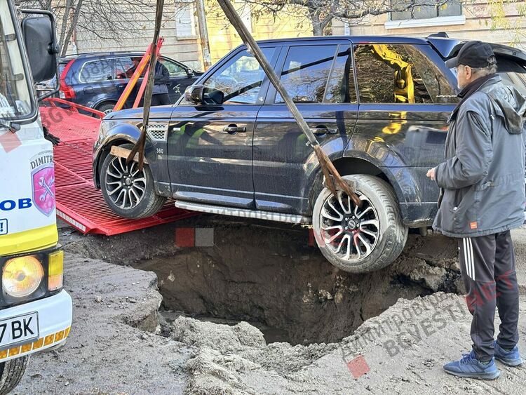 Джип "потъна" във ВиК авария в Димитровград