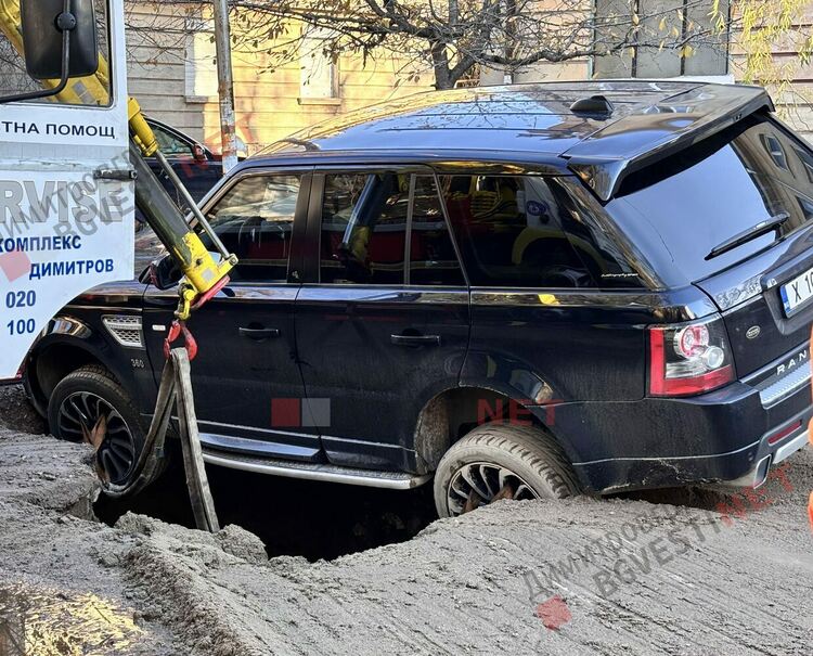 Джип "потъна" във ВиК авария в Димитровград