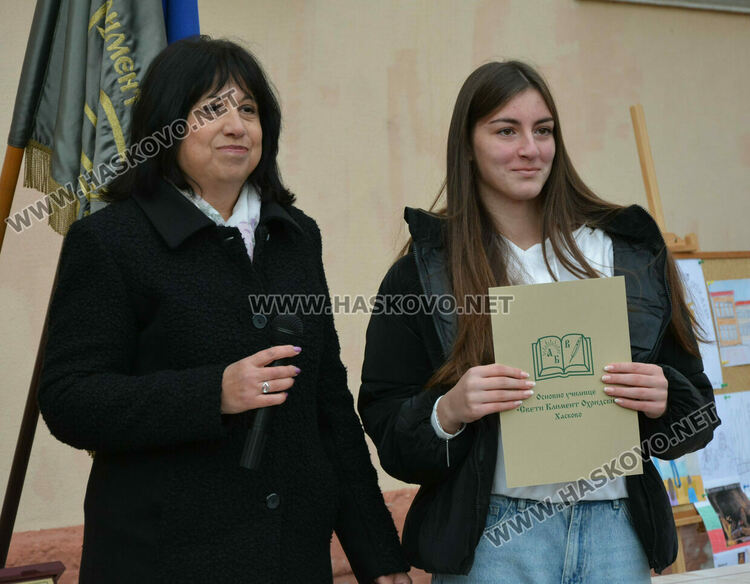 Хасковската ученичка Божана Тодорова спечели Националното състезание по английски език 