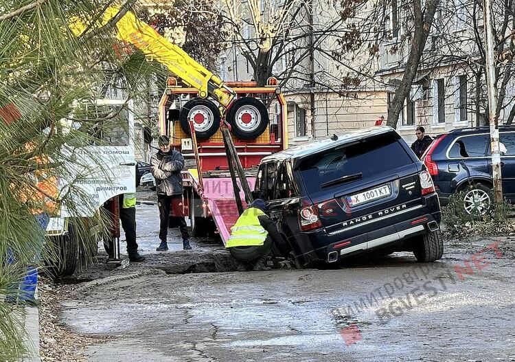 Джип "потъна" във ВиК авария в Димитровград