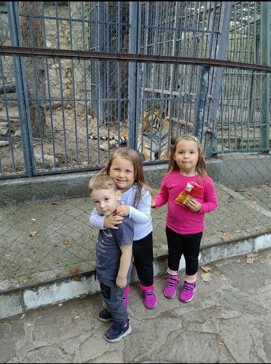 II-ро място - Стела Станимирова на 4г. , Гери Станимирова на 4 г. и Ивайло Семерджиев на 3г. с 827 „харесвания“