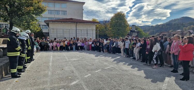 Служители на "Пожарна безопасност" изнесоха открит урок пред ученици