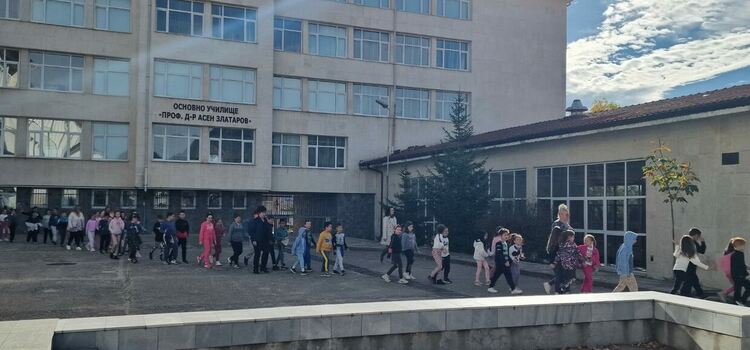 Служители на "Пожарна безопасност" изнесоха открит урок пред ученици