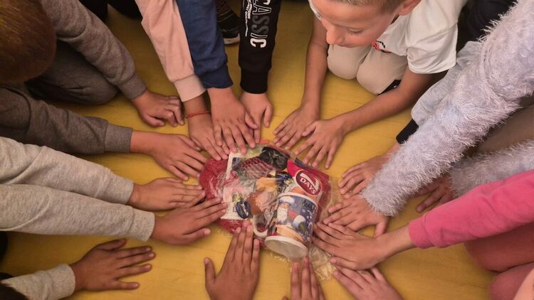 Ученици и родители от ОУ „Шандор Петьофи“ сътвориха коледно чудо за деца в нужда