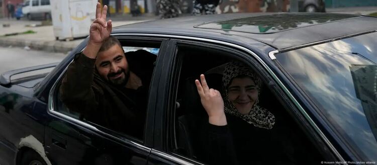 Хората в южната част на Ливан се радват на новината за примирието