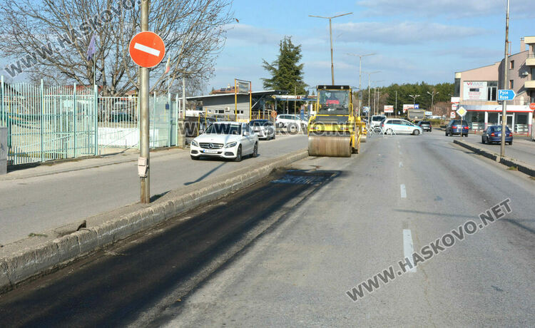 Затвориха бул. „Освобождение“ за ремонт, автомобилите преминават през локалните