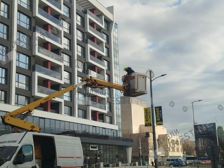 Започна поставянето на коледната украса в Кърджали