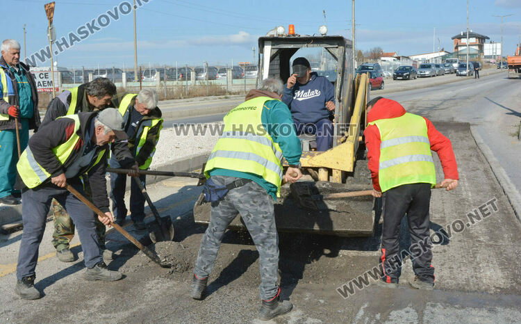 Затвориха бул. „Освобождение“ за ремонт, автомобилите преминават през локалните