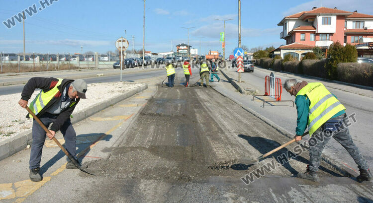 Затвориха бул. „Освобождение“ за ремонт, автомобилите преминават през локалните
