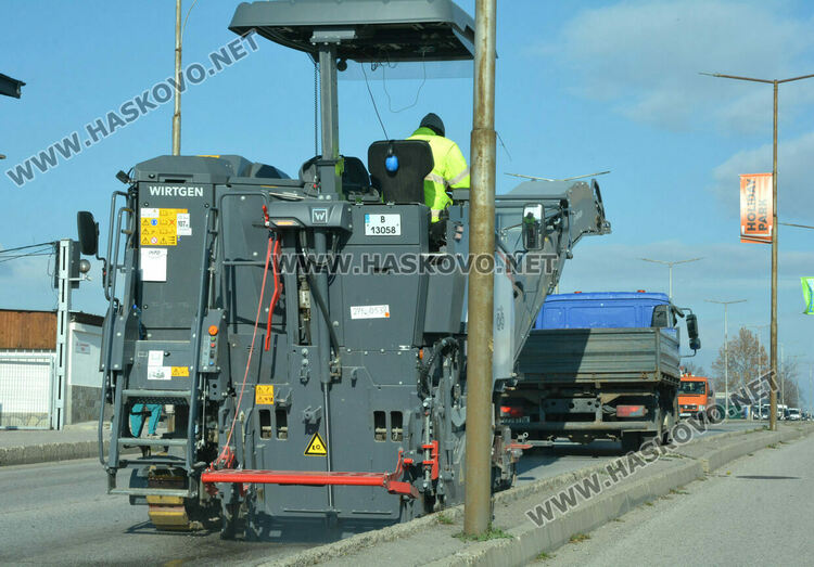 Затвориха бул. „Освобождение“ за ремонт, автомобилите преминават през локалните