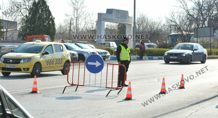 Затвориха бул. „Освобождение“ за ремонт, автомобилите преминават през локалните