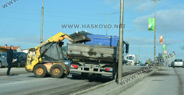 Затвориха бул. „Освобождение“ за ремонт, автомобилите преминават през локалните