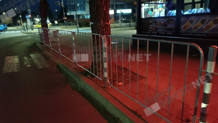 Поставиха ограничителни парапети на кръстовището на „България” и „Булаир”в Кърджали , отпушват трафика