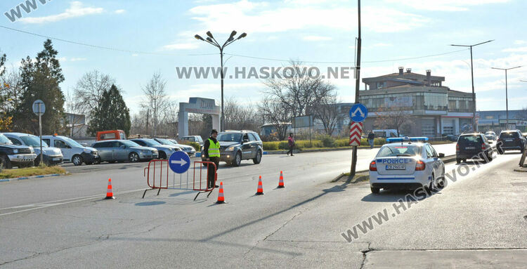 Затвориха бул. „Освобождение“ за ремонт, автомобилите преминават през локалните