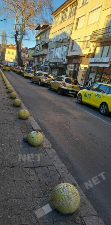 Таксиметрови шофьори превземат местата в Синя зона по ул. „Републиканска“
