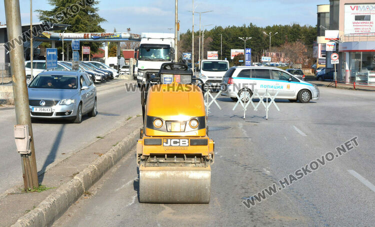 Затвориха бул. „Освобождение“ за ремонт, автомобилите преминават през локалните