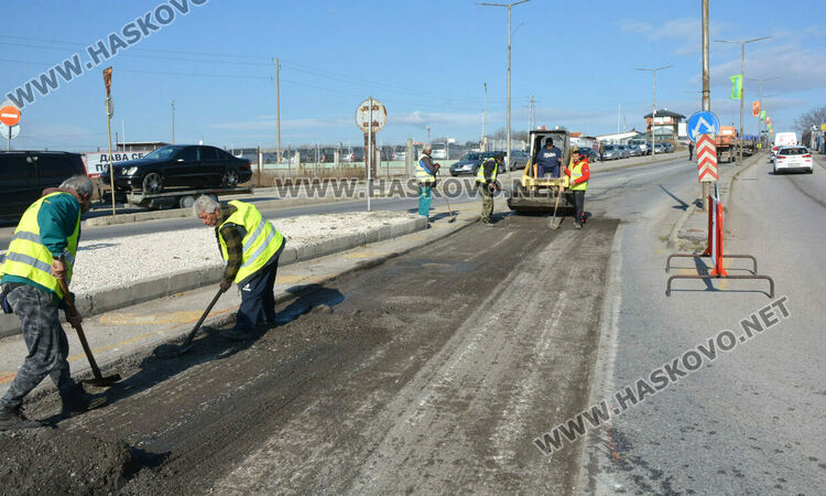 Затвориха бул. „Освобождение“ за ремонт, автомобилите преминават през локалните