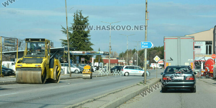 Затвориха бул. „Освобождение“ за ремонт, автомобилите преминават през локалните