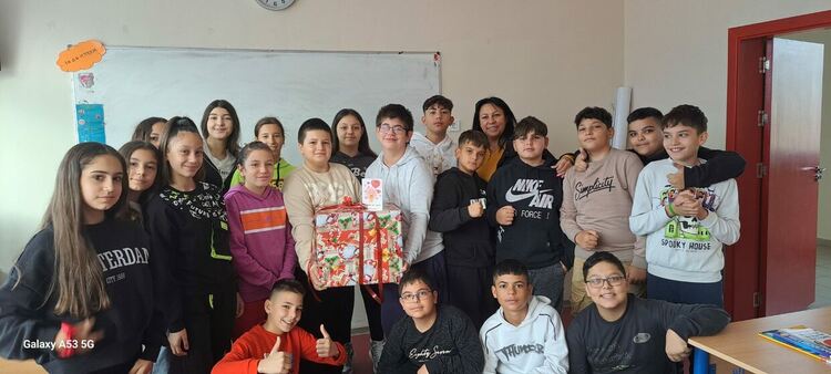 Ученици и родители от ОУ „Шандор Петьофи“ сътвориха коледно чудо за деца в нужда
