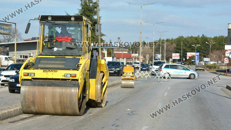 Затвориха бул. „Освобождение“ за ремонт, автомобилите преминават през локалните