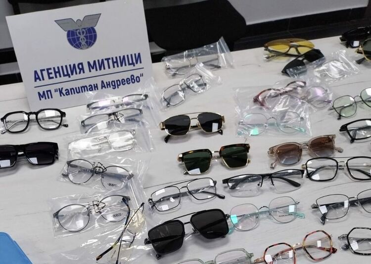 Задържаха над 200 000 контрабандни очила в тир