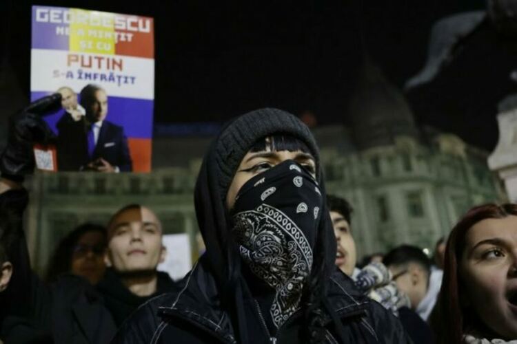 Хиляди протестираха срещу резултатите от първия тур на изборите за президент в Румъния. На втория тур на 8 декември крайнодесният националист Джорджеску ще се изправи срещу 52-годишната Елена Ласкони, центристка и кметица на малък румънски град. Сн.БНТ