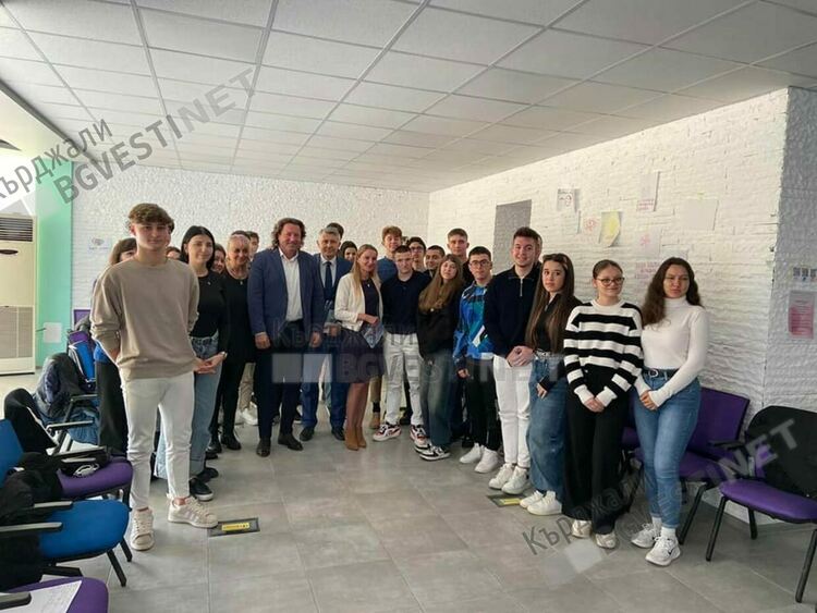 Млади хора от Кърджали,съпричастни с местната власт черпиха опит от Пловдив