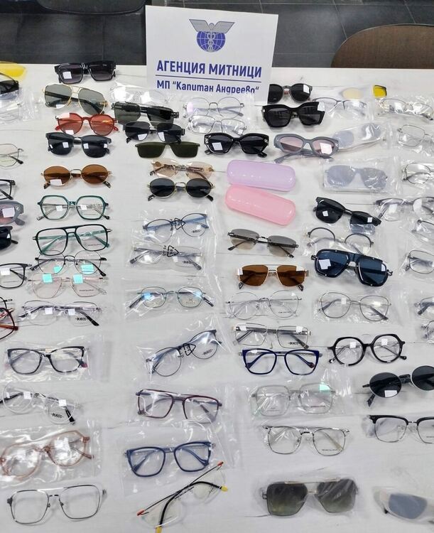 Задържаха над 200 000 контрабандни очила в тир