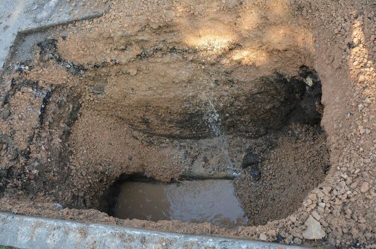 ВиК разкопа ул. „Стара планина“ и бул. „България“ заради аварии