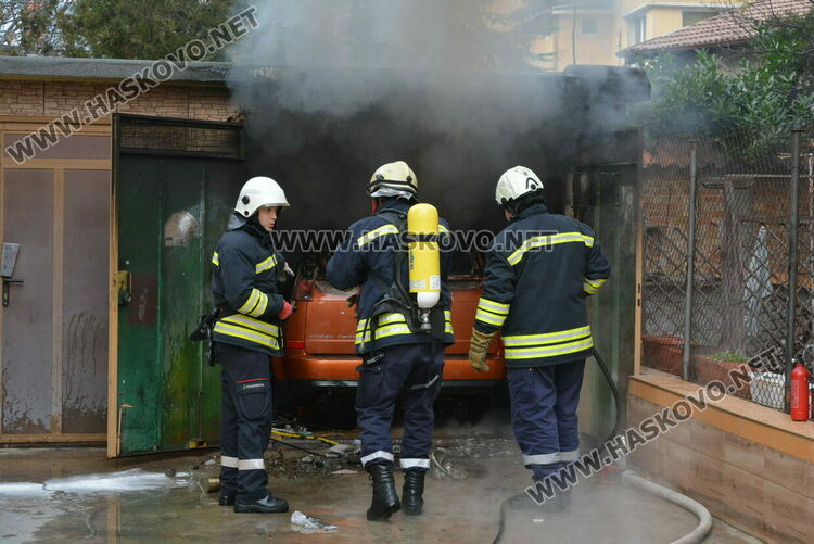 Кола пламна в гараж в Хасково, собственикът зареждал акумулатора